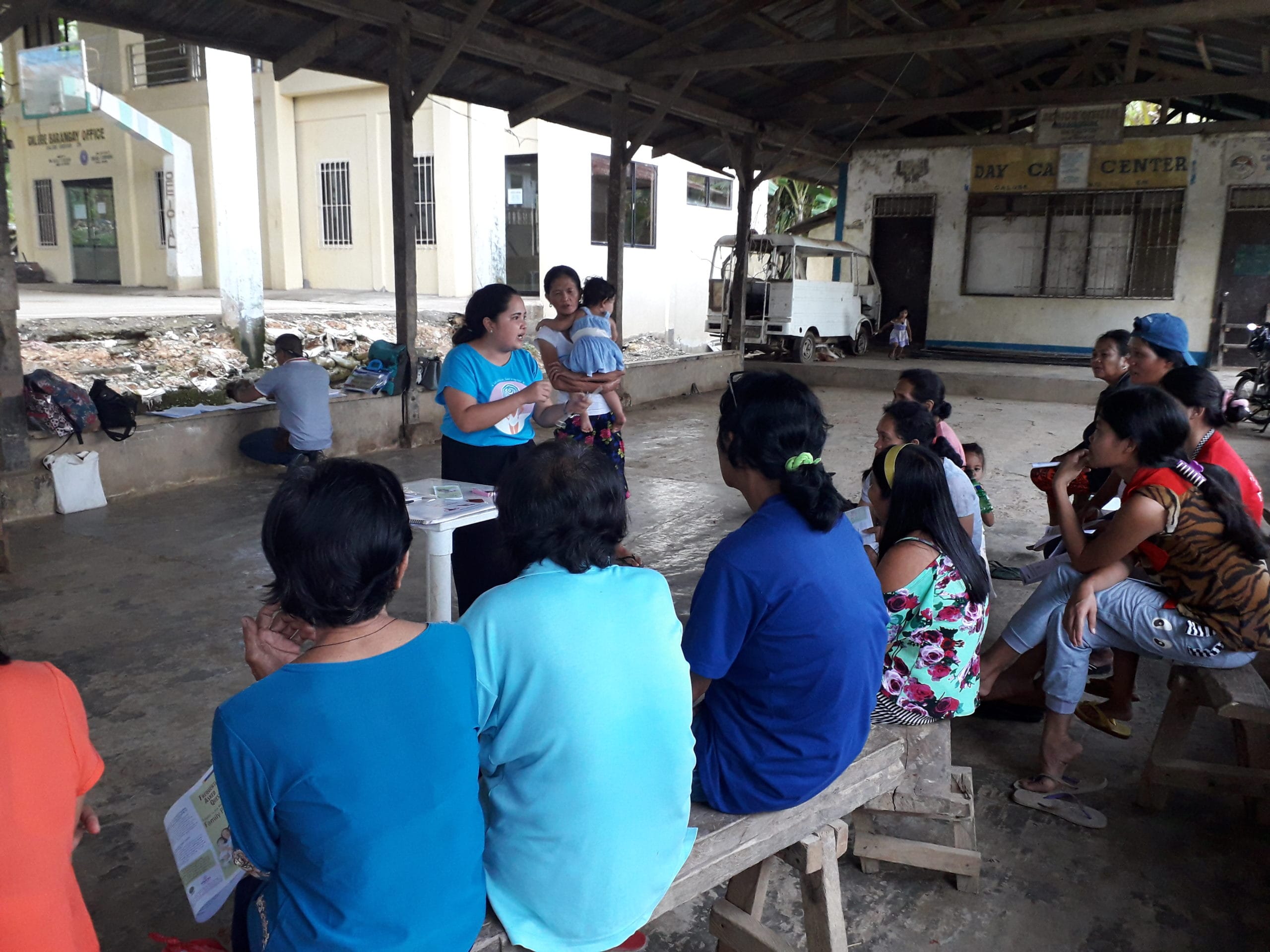 At a Transform project training session Nurse Mylin Rendoque talks to families about family planning in the Philippines.